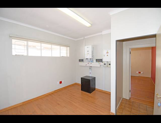 351M² BUSINESS TO LET IN GREENSIDE